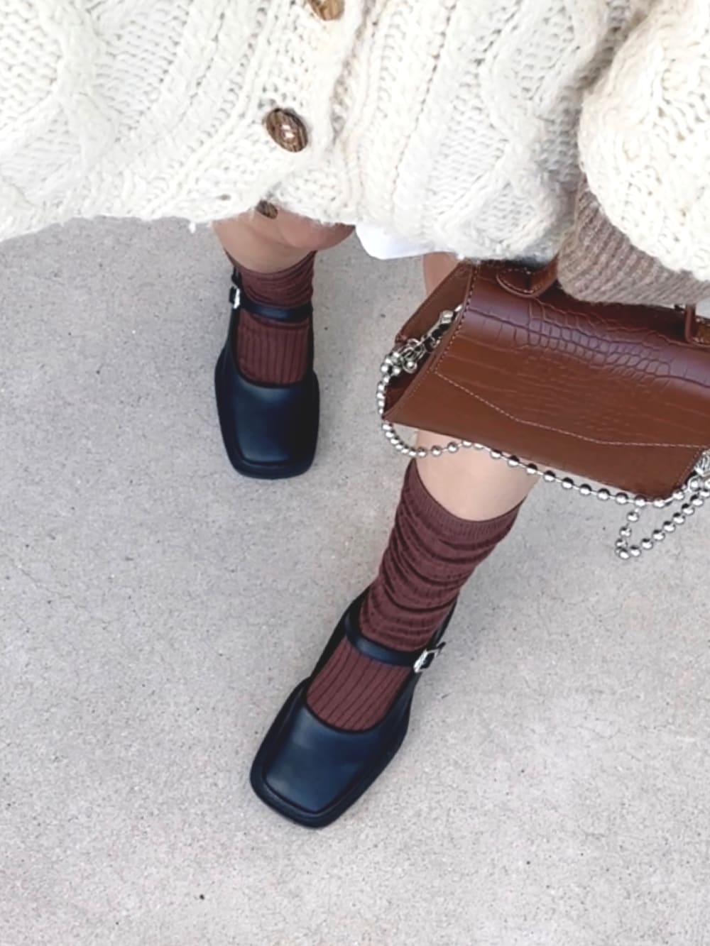 ベージュ系のトップス、ホワイト系のシャツ/ブラウス、ブラック系のパンプスを着用したレディースの冬コーディネートの3枚目の写真