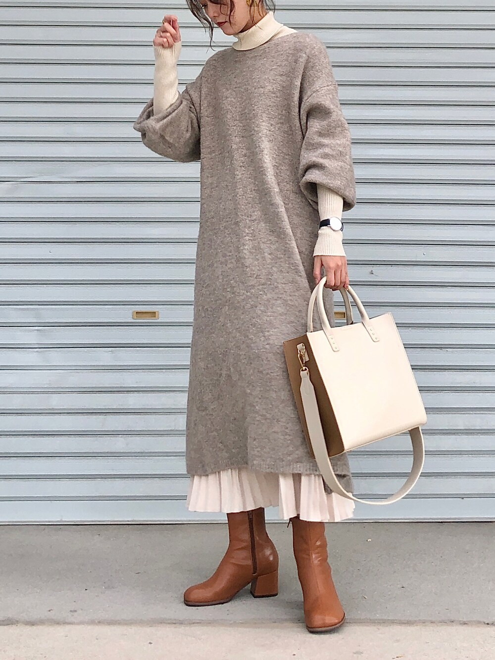 ベージュ系のワンピース、イエロー系のブーツ、ホワイト系のトートバッグを着用したレディースの秋コーディネートの2枚目の写真