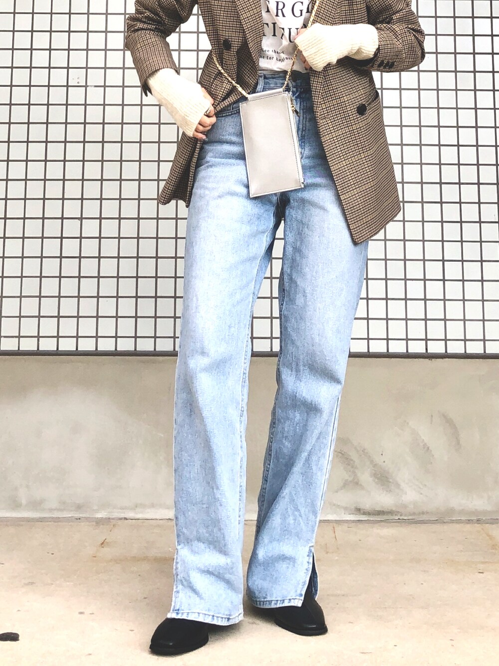 その他のテーラードジャケット、ブラウン系のニット/セーター、ブルー系のデニムパンツを着用したレディースの秋コーディネートの4枚目の写真