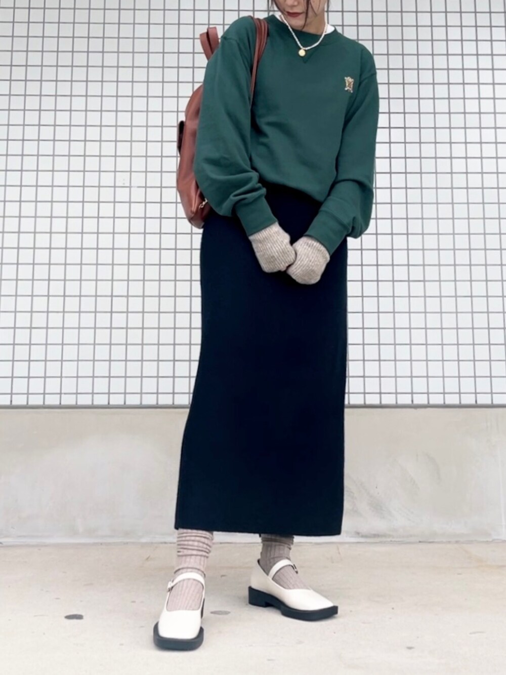 グリーン系のパーカー、グリーン系のトップス、ブラック系のワンピースを着用したレディースの秋コーディネートの2枚目の写真