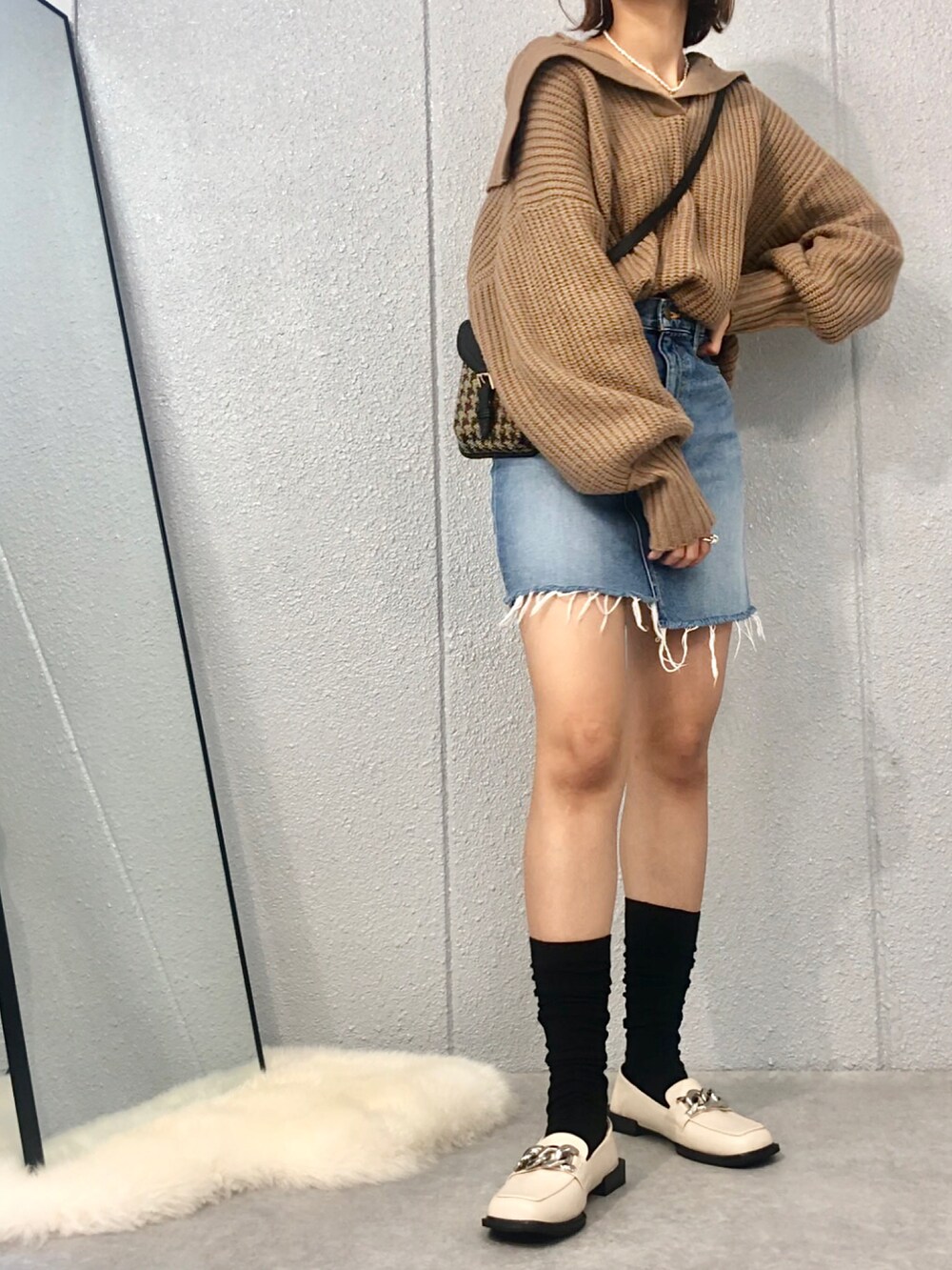 ブラック系のショルダーバッグ、ホワイト系のローファー、ブラック系のソックス/靴下を着用したレディースの秋コーディネートの2枚目の写真