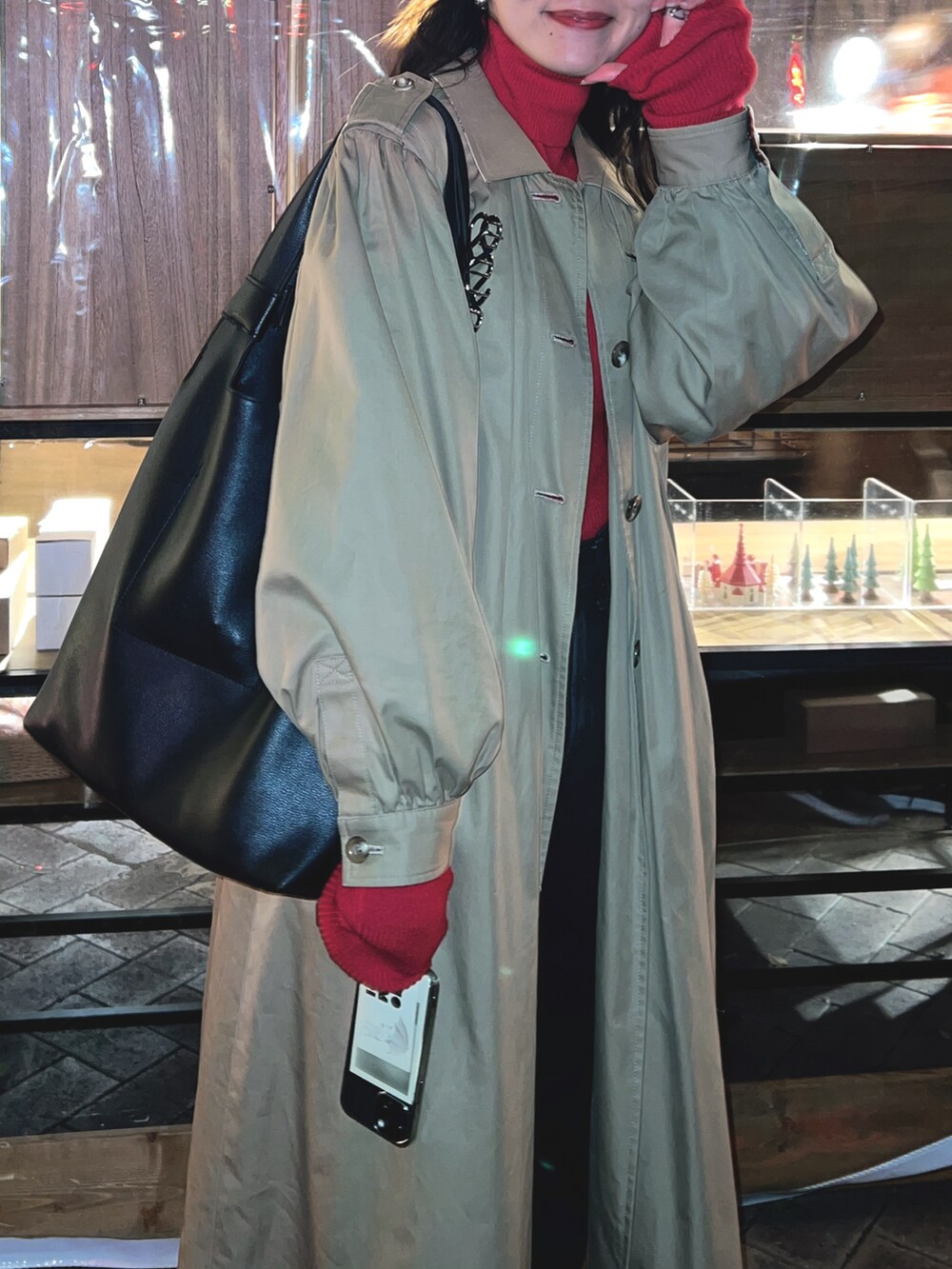 「冬のコーデ、お出かけコーデ、冬服、トレンチコート、休日スタイル、ローファー、カラー×コーデ、冬ファッション、デートコーデ、クリスマスに着たい服、赤、タートルネック、キャップ女子、ウェーブヘアー、骨格ナチュラル」｜「VINTAGEのアイテム（ジャケット/アウター、ベージュ系）」を使った、mayuさん（レディース・160cm）の冬コーディネートの3枚目の写真