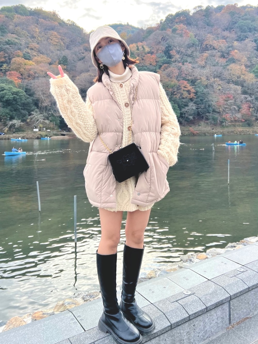 ベージュ系のトップス、ベージュ系のジャケット/アウター、ブラック系のブーツを着用したレディースの冬コーディネートの2枚目の写真