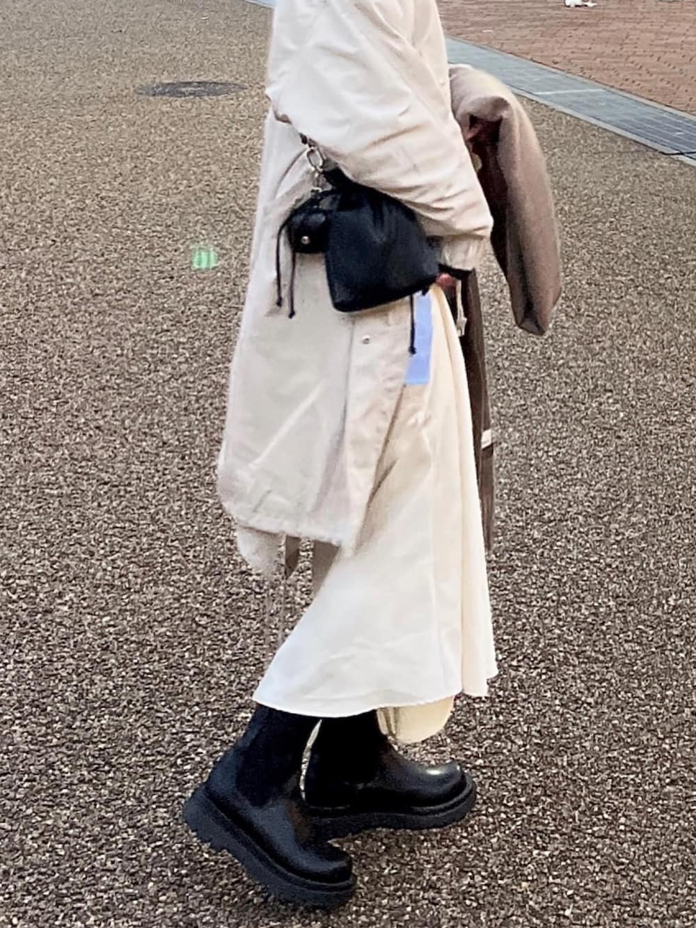 ホワイト系のモッズコート、ブルー系のシャツ/ブラウス、ブラック系のショルダーバッグを着用したレディースの春コーディネートの2枚目の写真