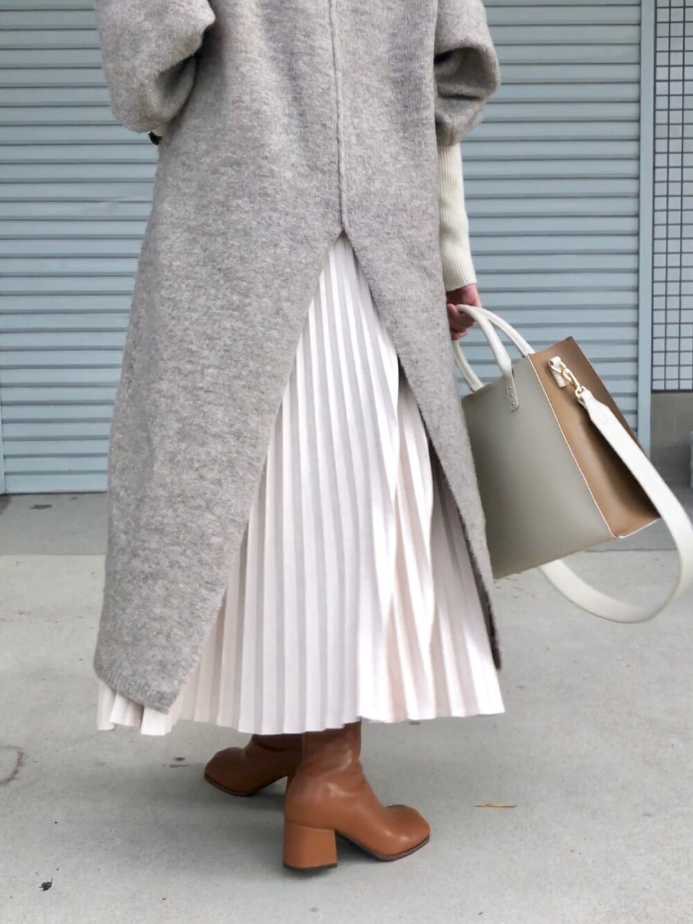 ベージュ系のワンピース、イエロー系のブーツ、ホワイト系のトートバッグを着用したレディースの秋コーディネートの5枚目の写真