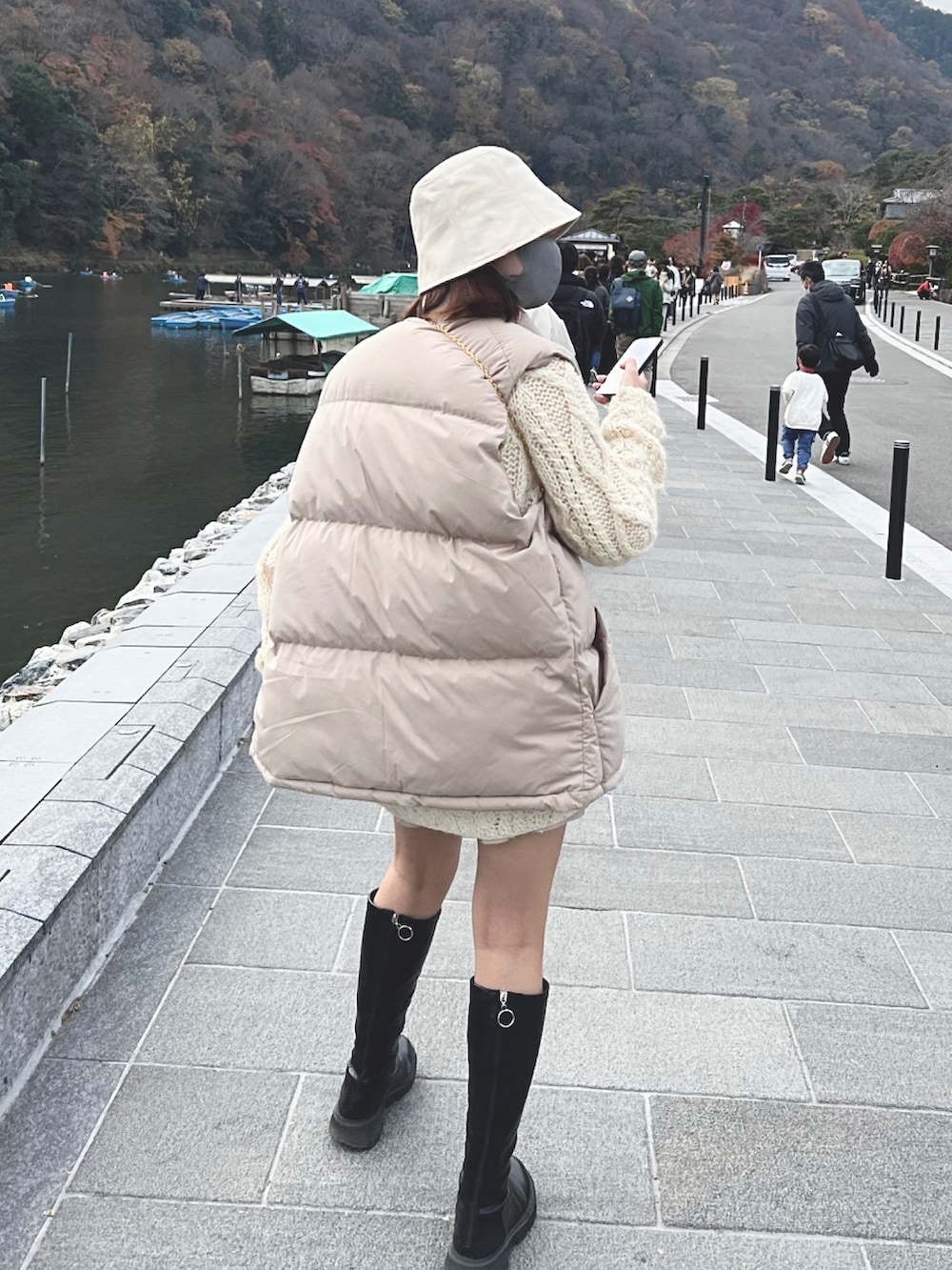 ベージュ系のトップス、ベージュ系のジャケット/アウター、ブラック系のブーツを着用したレディースの冬コーディネートの3枚目の写真