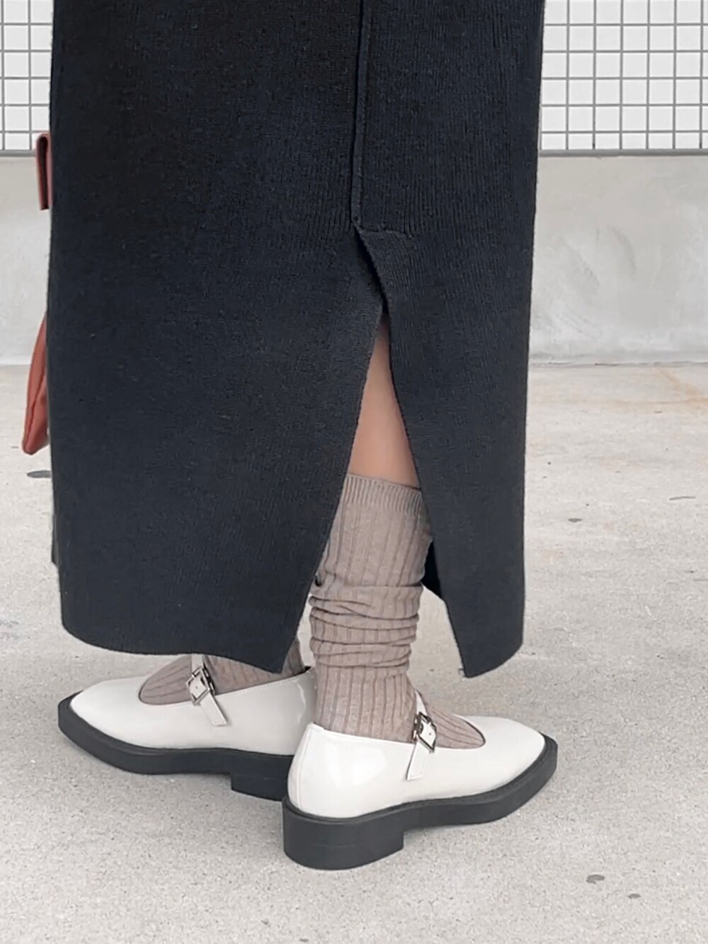 グリーン系のパーカー、グリーン系のトップス、ブラック系のワンピースを着用したレディースの秋コーディネートの5枚目の写真