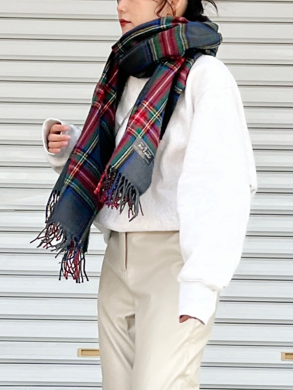 グリーン系のバレエシューズ、ブラック系のショルダーバッグ、ホワイト系のトップスを着用したレディースの冬コーディネートの4枚目の写真