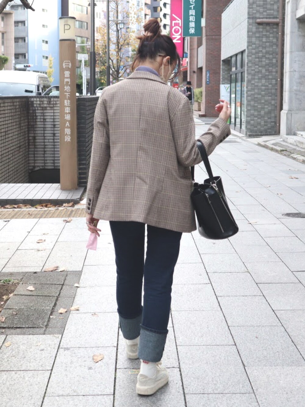 ブルー系のデニムパンツ、ホワイト系のシューズ、その他のテーラードジャケットを着用したレディースの冬コーディネートの2枚目の写真