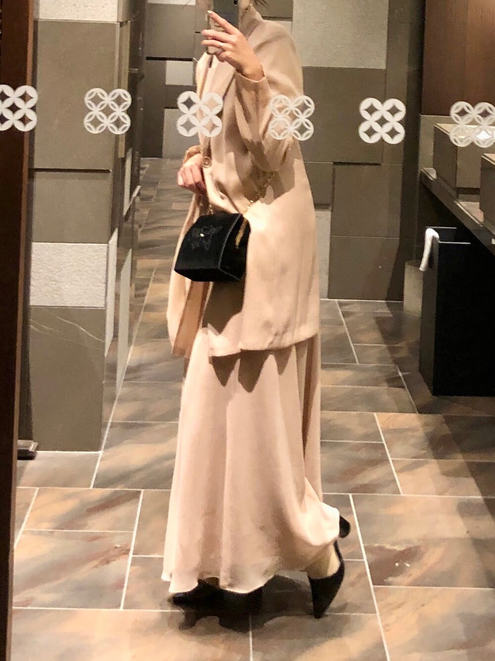 ブラック系のパンプスを着用したレディースの冬コーディネートの2枚目の写真