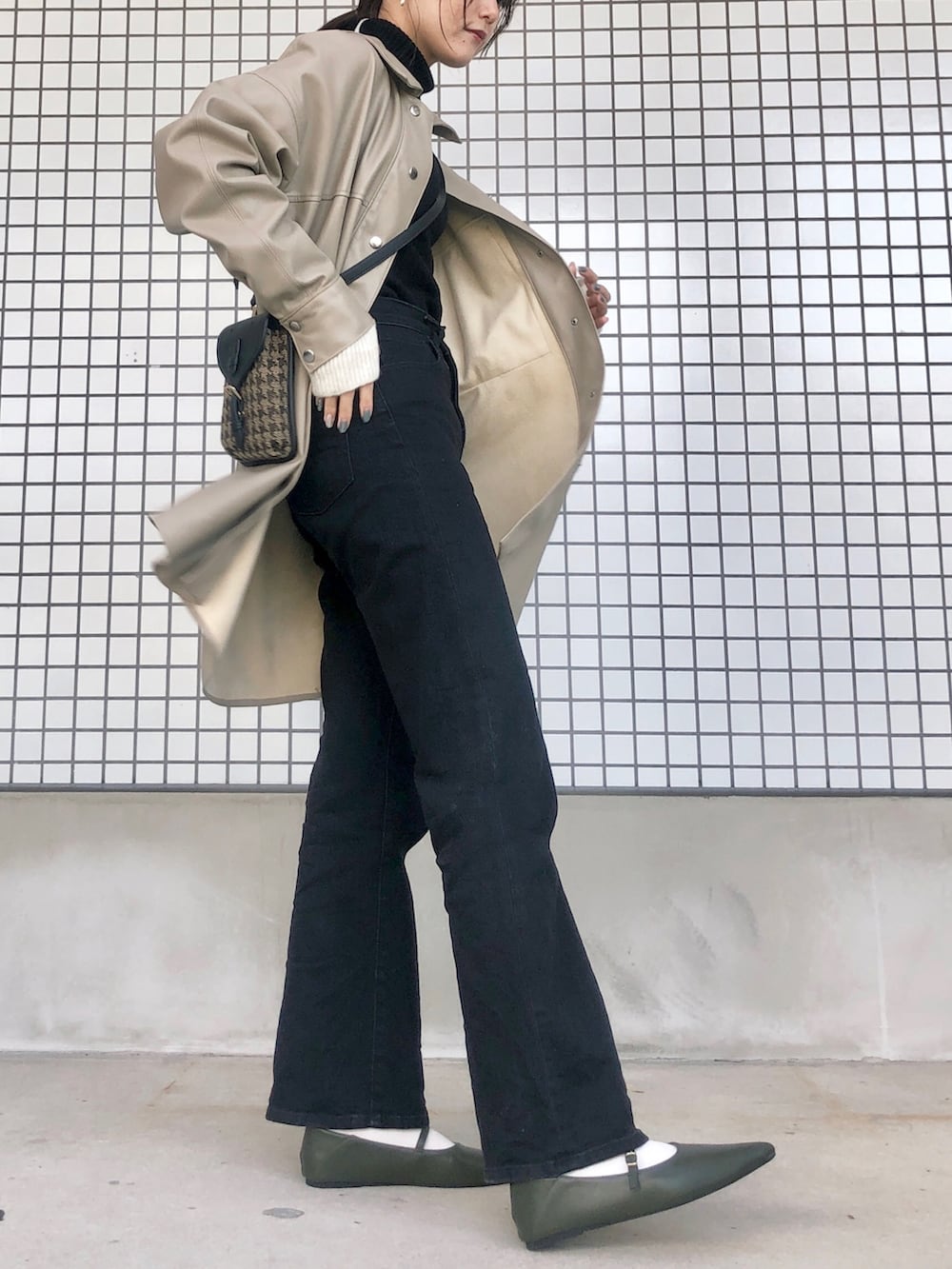 ブラック系のショルダーバッグ、グリーン系のパンプス、ホワイト系のアームカバーを着用したレディースの秋コーディネートの2枚目の写真