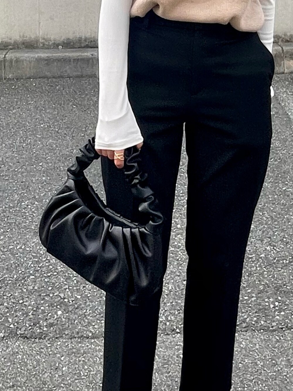 ブラック系のサンダル、ブラック系のハンドバッグ、その他のリングを着用したレディースの春コーディネートの2枚目の写真