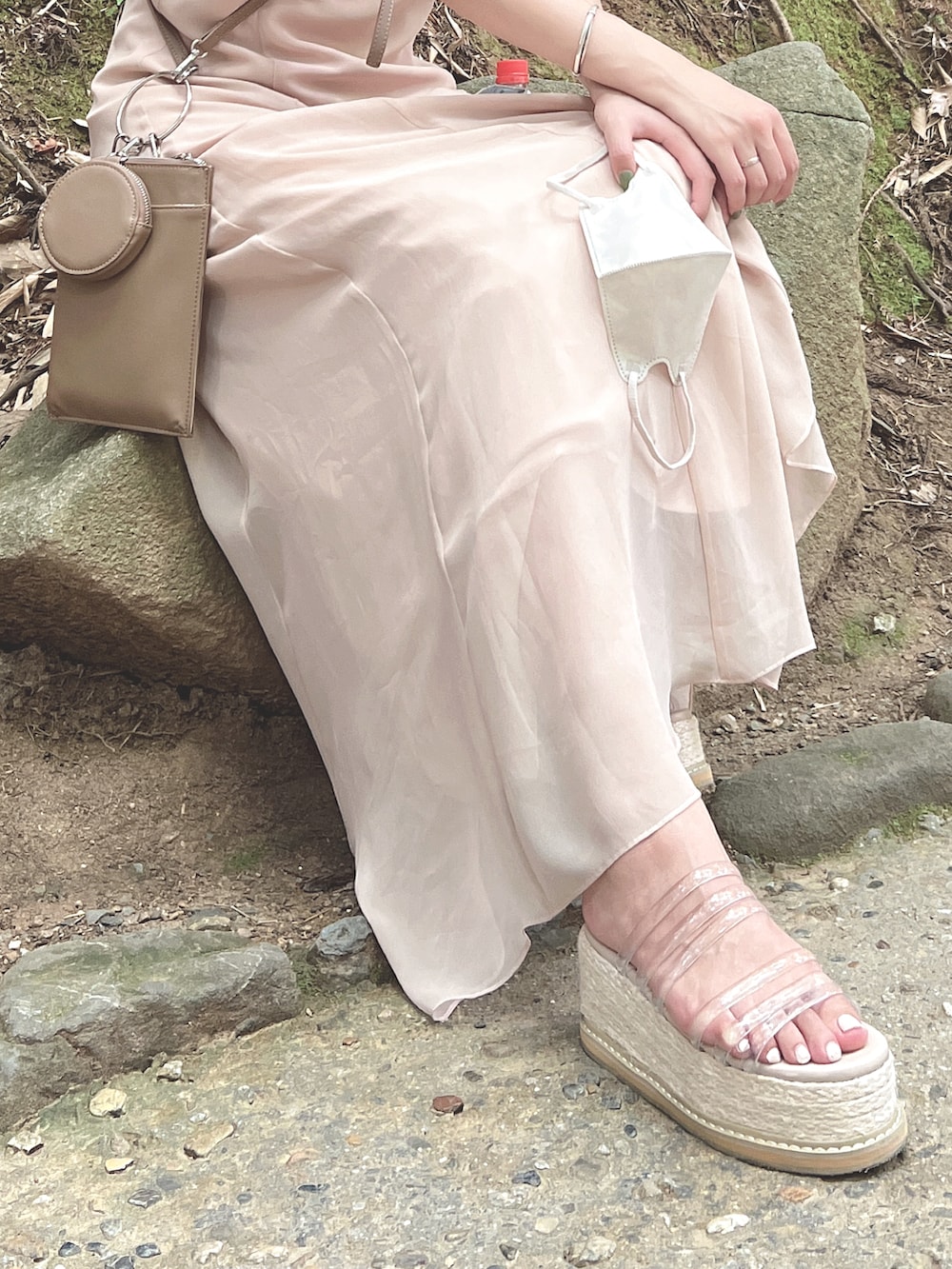 ピンク系のワンピース/ドレス、ブラウン系のショルダーバッグ、その他のサンダルを着用したレディースの夏コーディネートの3枚目の写真