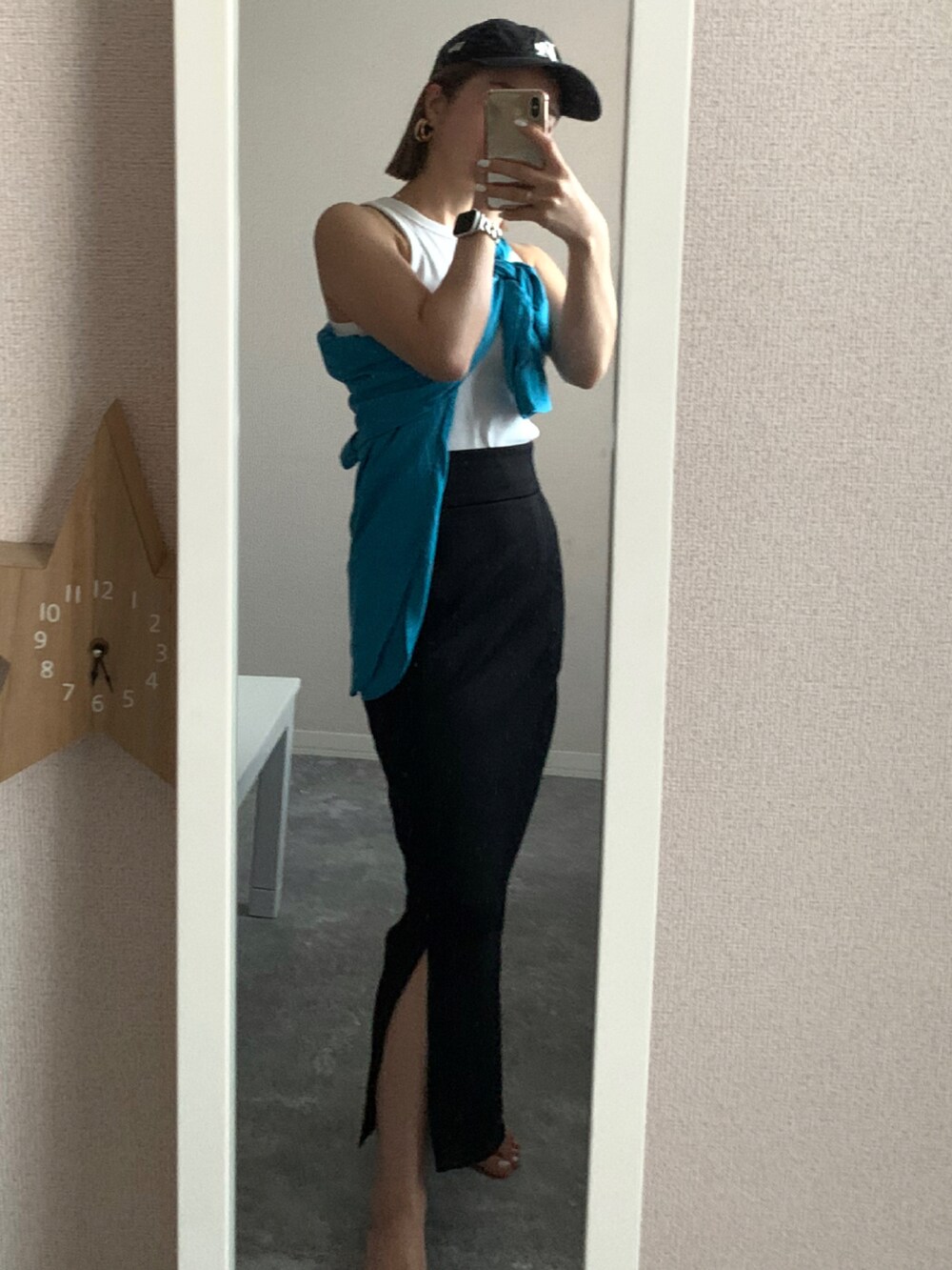 ホワイト系のTシャツ/カットソー、ブルー系のシャツ/ブラウス、ブラック系のスカートを着用したレディースの夏コーディネートの2枚目の写真