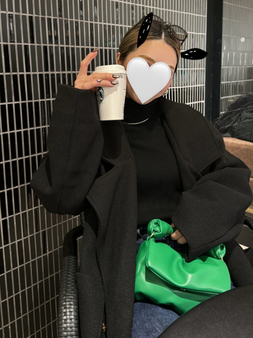 グリーン系のバッグを着用したレディースの冬コーディネートの2枚目の写真