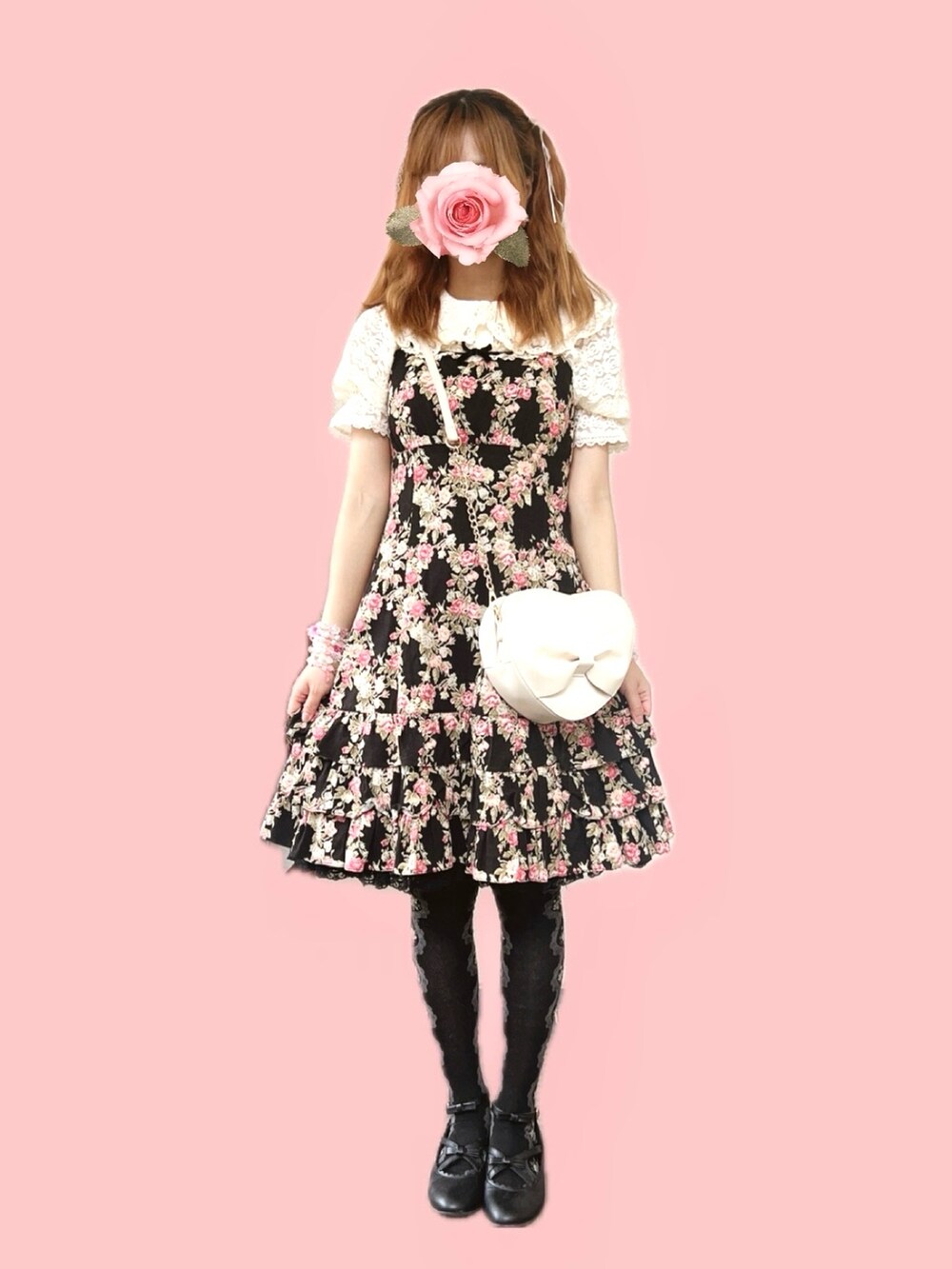 ホワイト系のショルダーバッグ、ブラック系のパンプス、ホワイト系のシャツ/ブラウスを着用したレディースの春コーディネートの2枚目の写真