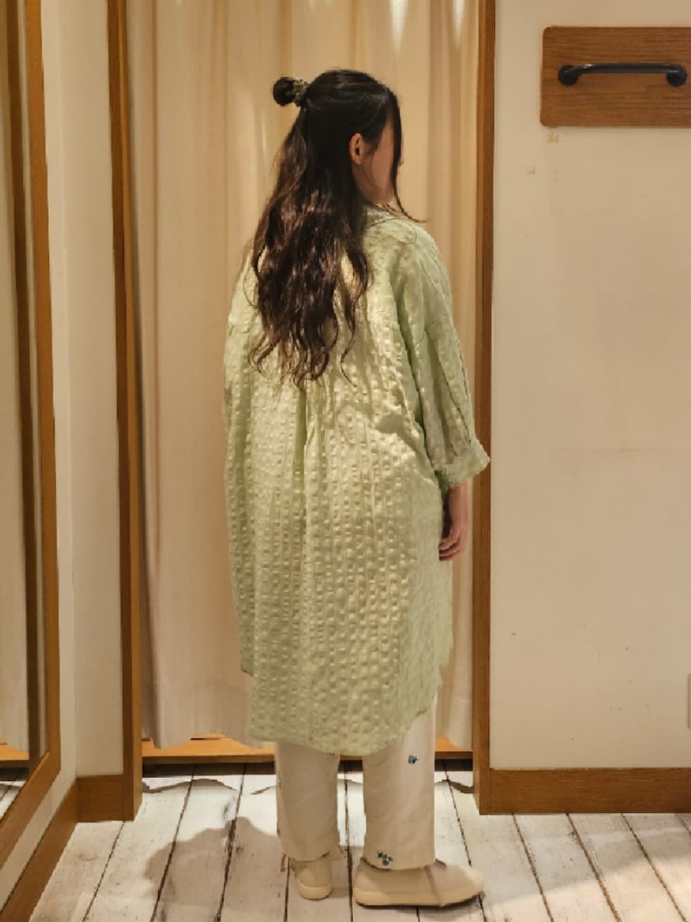 グリーン系のシャツ/ブラウス、ホワイト系のTシャツ/カットソー、ホワイト系のスニーカーを着用したレディースの春コーディネートの3枚目の写真