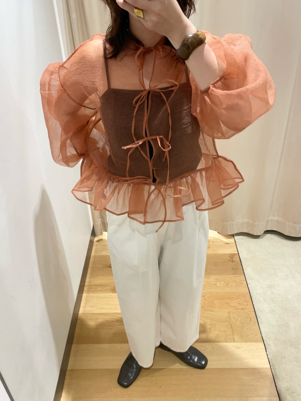 ベージュ系のシャツ/ブラウス、ホワイト系のデニムパンツ、グレー系のその他シューズを着用したレディースの夏コーディネートの2枚目の写真