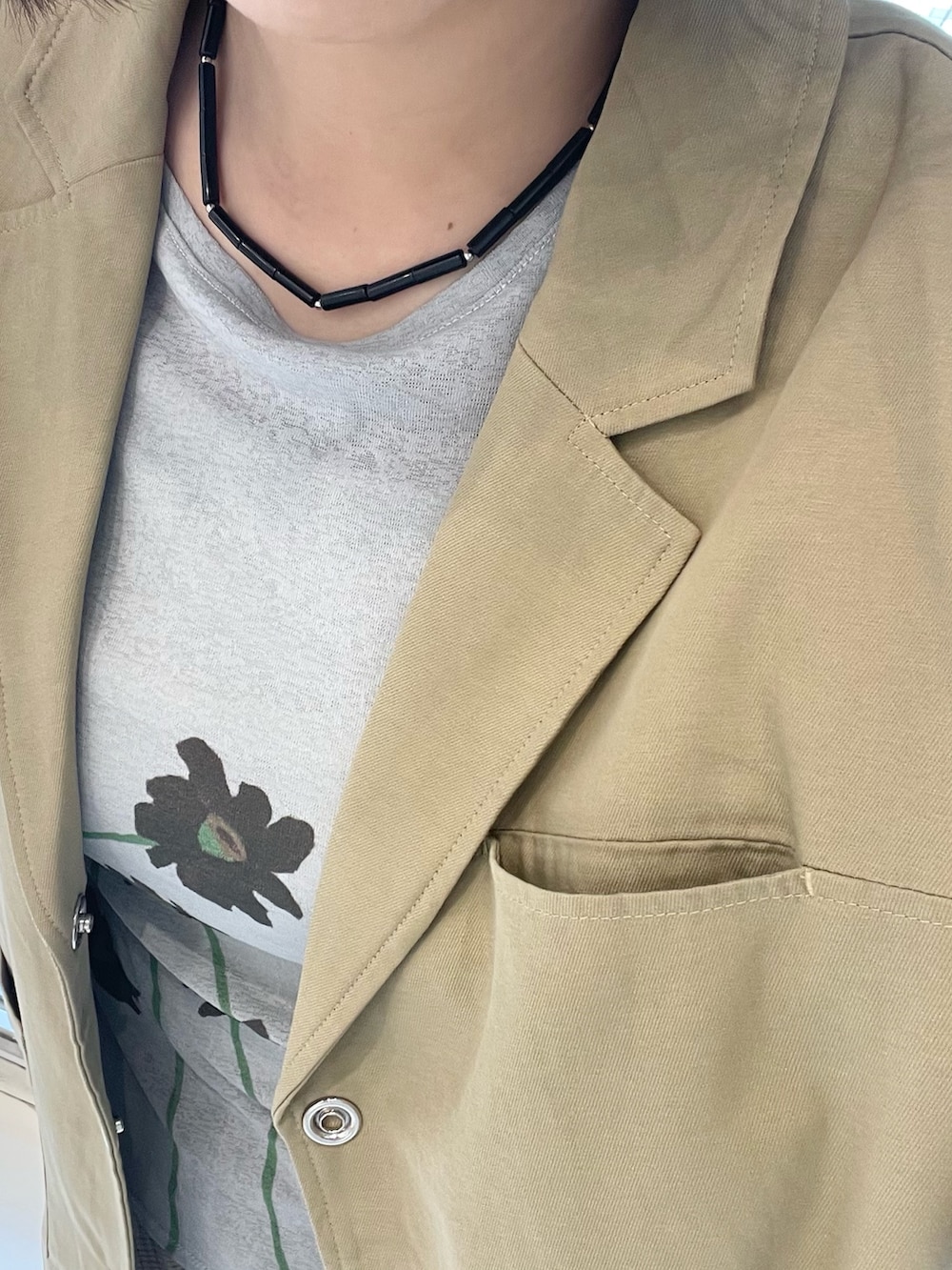 ベージュ系のその他パンツ、ブラック系のサンダル、ブルー系のTシャツ/カットソーを着用したレディースの秋コーディネートの6枚目の写真