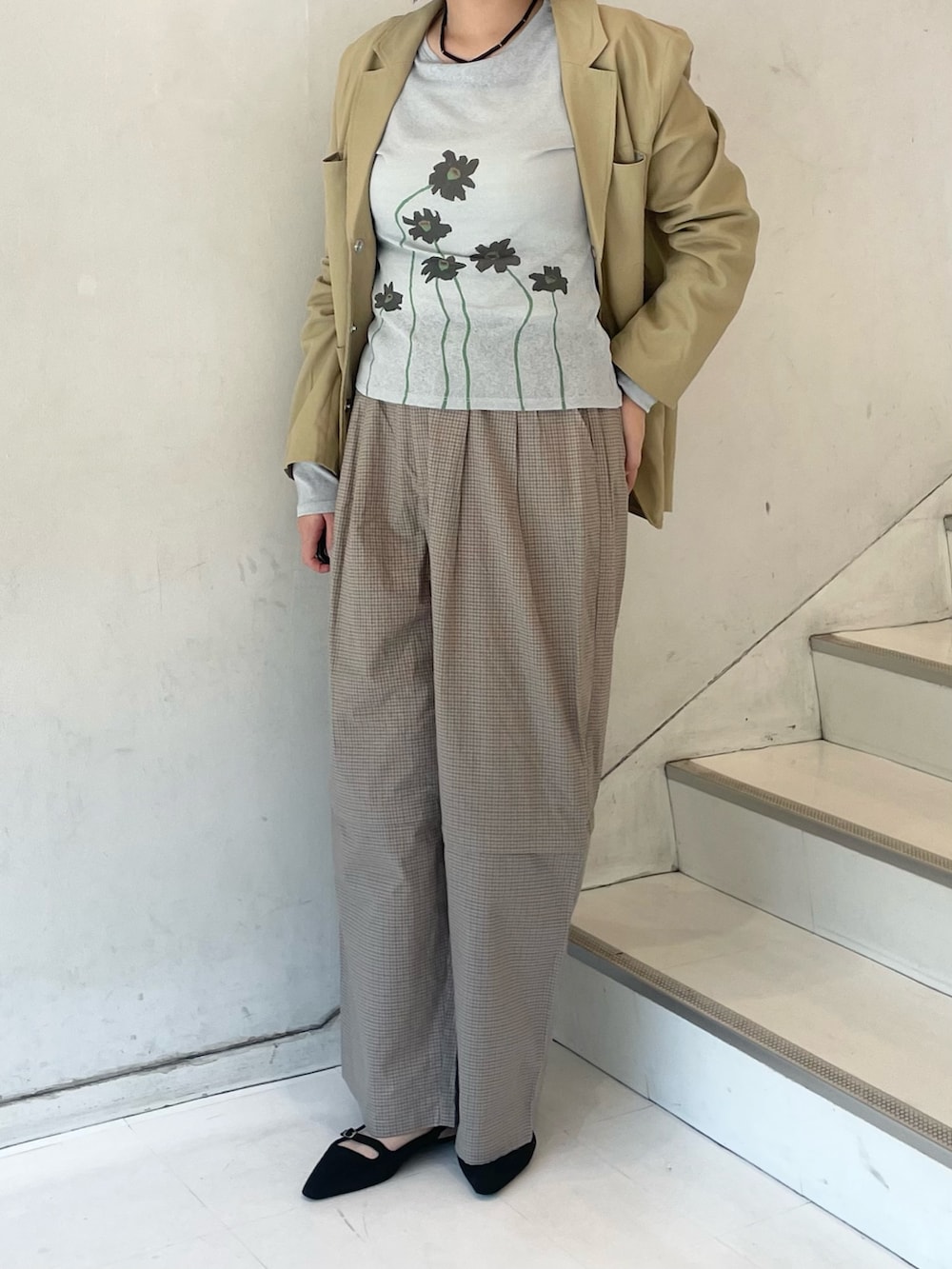 ベージュ系のその他パンツ、ブラック系のサンダル、ブルー系のTシャツ/カットソーを着用したレディースの秋コーディネートの5枚目の写真