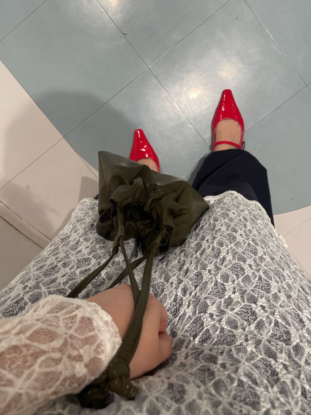 ホワイト系のワンピース、ブルー系のキャミソール、ブルー系のその他パンツを着用したレディースの春コーディネートの5枚目の写真
