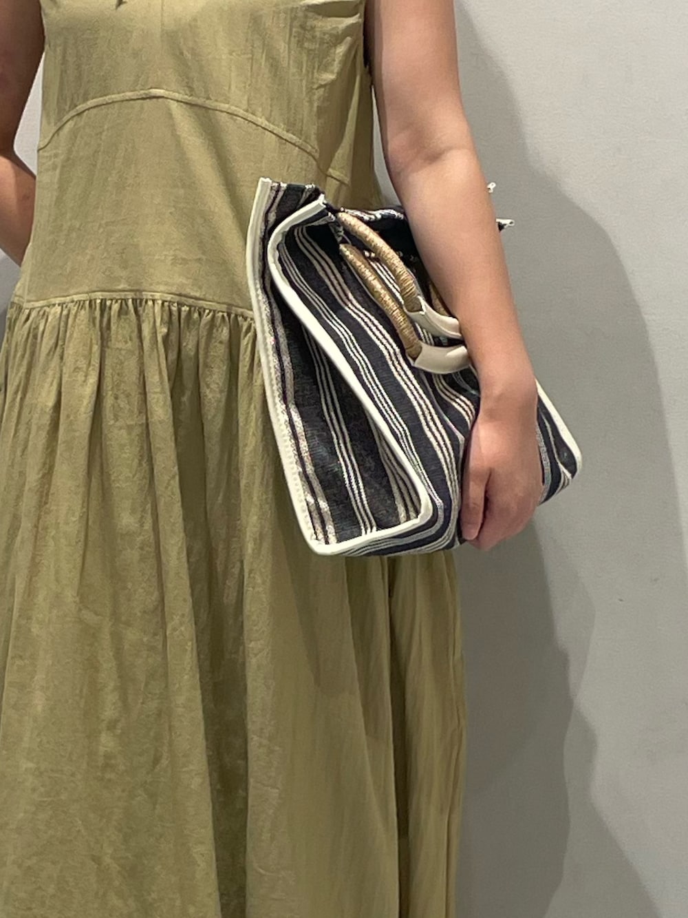 ベージュ系のワンピース、ブラウン系のその他パンツ、ホワイト系のトートバッグを着用したレディースの夏コーディネートの4枚目の写真