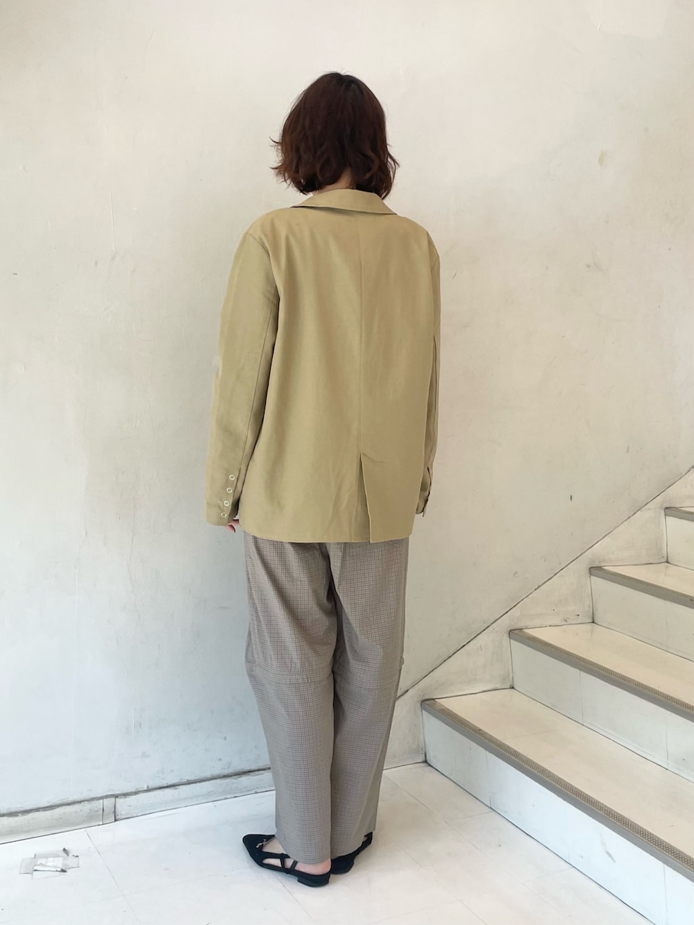 ベージュ系のその他パンツ、ブラック系のサンダル、ブルー系のTシャツ/カットソーを着用したレディースの秋コーディネートの4枚目の写真