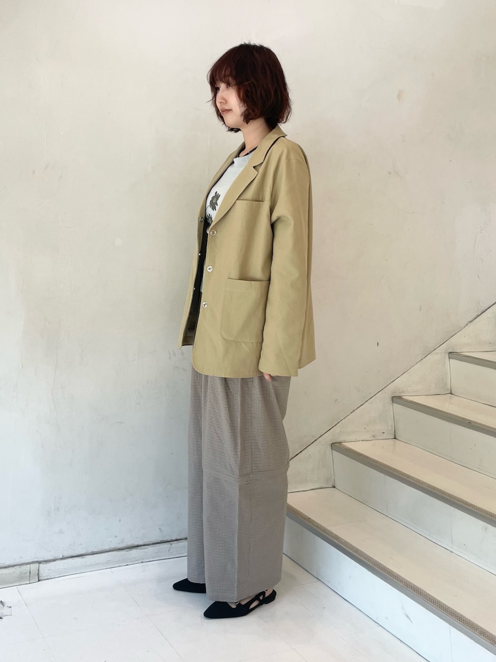 ベージュ系のその他パンツ、ブラック系のサンダル、ブルー系のTシャツ/カットソーを着用したレディースの秋コーディネートの2枚目の写真
