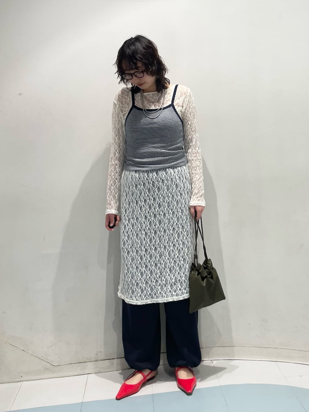 ホワイト系のワンピース、ブルー系のキャミソール、ブルー系のその他パンツを着用したレディースの春コーディネートの2枚目の写真