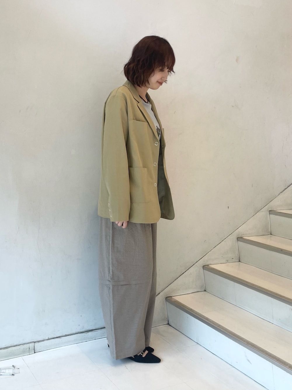 ベージュ系のその他パンツ、ブラック系のサンダル、ブルー系のTシャツ/カットソーを着用したレディースの秋コーディネートの3枚目の写真
