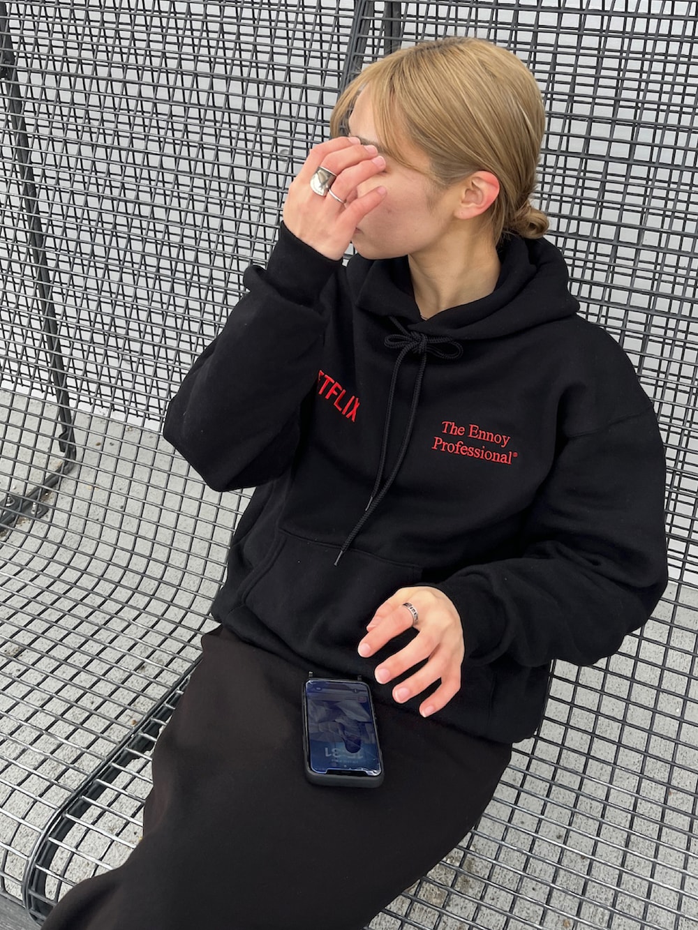 「ennoy、ENNOY、スタイリスト私物、シティガール、スニーカーコーデ、SALOMON、休日スタイル、シンプルスタイル、オトナ女子、ゆるコーデ、大人カジュアル、古着MIX、スカートスタイル、1LDK、真冬のあったかスタイル」｜「ENNOYのアイテム（パーカー、ブラック系）」を使った、ドラムさん（レディース・160cm）の冬コーディネートの5枚目の写真