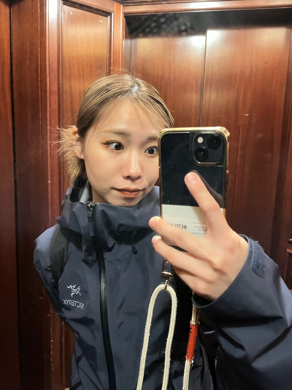 「ARC'TERYX、アークテリクス、シティガール、春めき満開コーデ、大人ファッション、オトナ女子、キレイめカジュアル、おしゃれさんと繋がりたい、今日のコーデ、お仕事コーデ、アウトドアスタイル、メンズライクコーデ、オトナカワイイ」｜「ARC'TERYXのアイテム（ナイロンジャケット、ブルー系）」を使った、ドラムさん（レディース・160cm）の春コーディネートの2枚目の写真