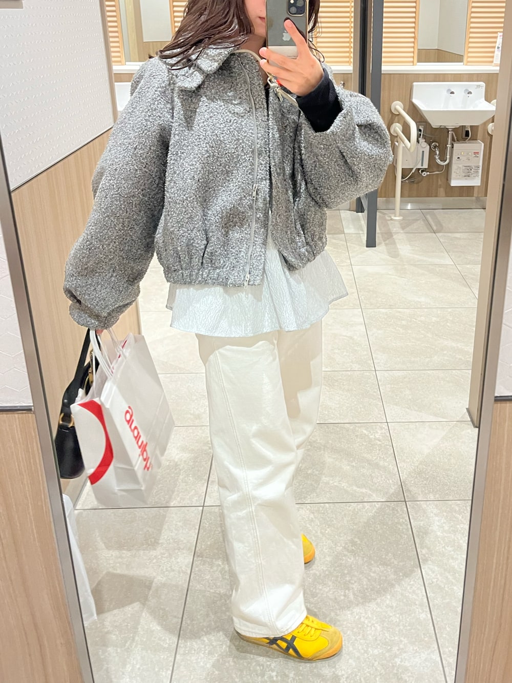 「春めき満開コーデ、Lily Brown、CANALJEAN、オニツカタイガー、Onitsuka Tiger、スニーカー、シティガール、mystic、JWPEI、春コーデ、リラックススタイル、キレイめ、ootd、プチプラ、ワントーンコーデ」｜「CANAL JEANのEl mar　ホワイトルーズデニムパンツ（デニムパンツ、ホワイト系）」を使った、ドラムさん（レディース・160cm）の春コーディネートの4枚目の写真