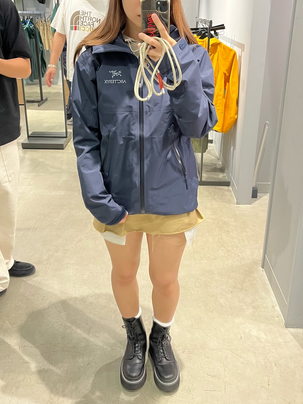 「ARC'TERYX、山登り、スノボ、テックウェア、テック系、テックファッション」｜「Oriens JOURNAL STANDARDのチノプリーツミニスカート（スカート、ベージュ系）」を使った、ドラムさん（レディース・160cm）の冬コーディネートの3枚目の写真