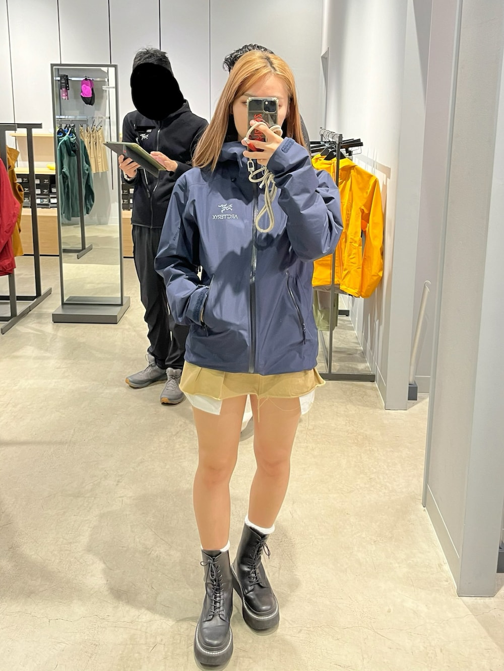 「ARC'TERYX、山登り、スノボ、テックウェア、テック系、テックファッション」｜「Oriens JOURNAL STANDARDのチノプリーツミニスカート（スカート、ベージュ系）」を使った、ドラムさん（レディース・160cm）の冬コーディネートの2枚目の写真