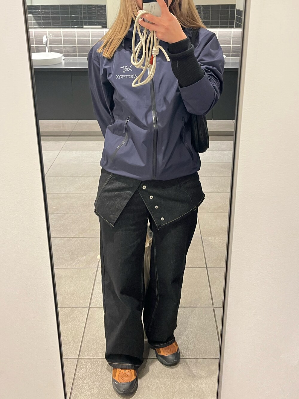 「レイヤードスタイル、チョコ色に染まれ、フレアパンツ、休日スタイル、ラクチンコーデ、mystic、スカパン、ARC'TERYX、アークテリクス、ニユーバランス、スニーカーコーデ、オトナカワイイ、春服コーデ、大人女子」｜「mysticのマルチWAYデニム（デニムパンツ、ブラック系）」を使った、ドラムさん（レディース・160cm）の冬コーディネートの2枚目の写真