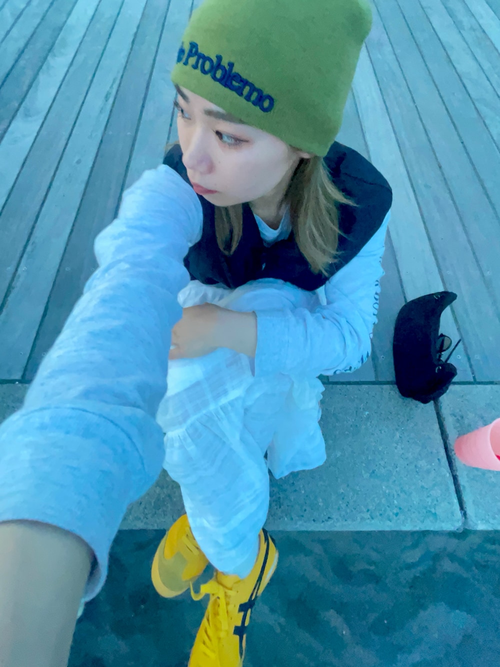 「春めき満開コーデ、ニットビーニー、ビーニー、Onitsuka Tiger、オニツカタイガー、ZARA、stussy、aries、春色、お出かけスタイル、大人かわいい、お花見コーデ、カジュアルガーリー、スカートスタイル、お花見」｜「Onitsuka TigerのMEXICO 66 / メキシコ 66（スニーカー、イエロー系）」を使った、ドラムさん（レディース・160cm）の春コーディネートの2枚目の写真