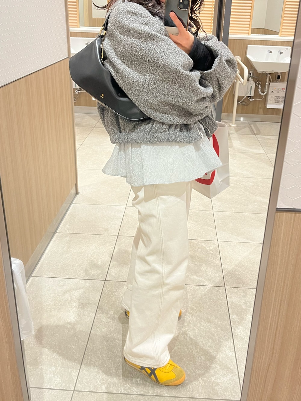 「春めき満開コーデ、Lily Brown、CANALJEAN、オニツカタイガー、Onitsuka Tiger、スニーカー、シティガール、mystic、JWPEI、春コーデ、リラックススタイル、キレイめ、ootd、プチプラ、ワントーンコーデ」｜「CANAL JEANのEl mar　ホワイトルーズデニムパンツ（デニムパンツ、ホワイト系）」を使った、ドラムさん（レディース・160cm）の春コーディネートの3枚目の写真