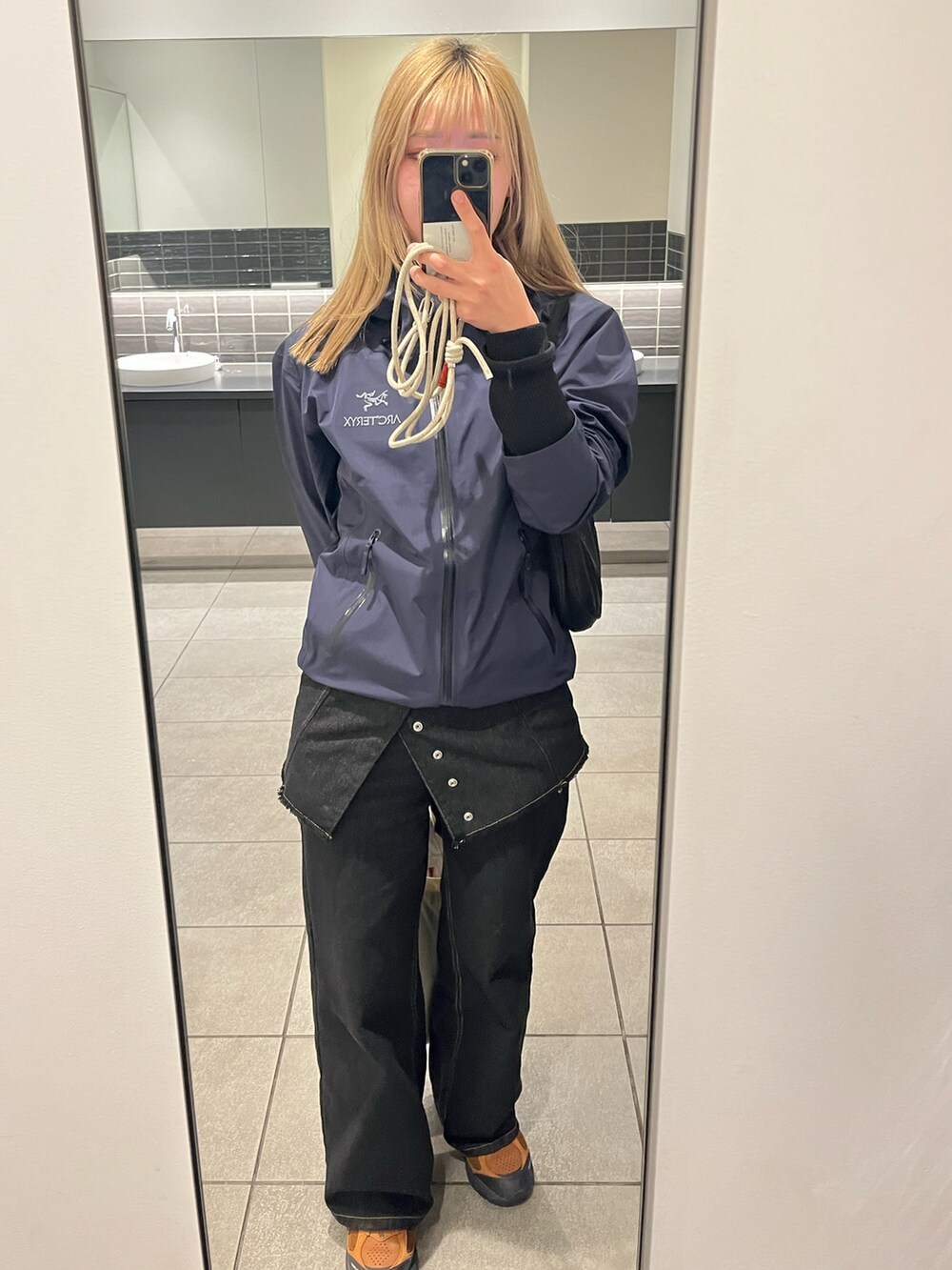 「レイヤードスタイル、チョコ色に染まれ、フレアパンツ、休日スタイル、ラクチンコーデ、mystic、スカパン、ARC'TERYX、アークテリクス、ニユーバランス、スニーカーコーデ、オトナカワイイ、春服コーデ、大人女子」｜「mysticのマルチWAYデニム（デニムパンツ、ブラック系）」を使った、ドラムさん（レディース・160cm）の冬コーディネートの3枚目の写真