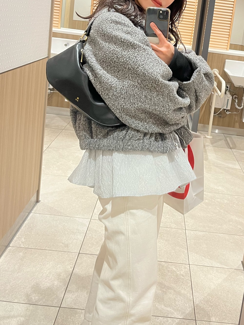 「春めき満開コーデ、Lily Brown、CANALJEAN、オニツカタイガー、Onitsuka Tiger、スニーカー、シティガール、mystic、JWPEI、春コーデ、リラックススタイル、キレイめ、ootd、プチプラ、ワントーンコーデ」｜「CANAL JEANのEl mar　ホワイトルーズデニムパンツ（デニムパンツ、ホワイト系）」を使った、ドラムさん（レディース・160cm）の春コーディネートの2枚目の写真