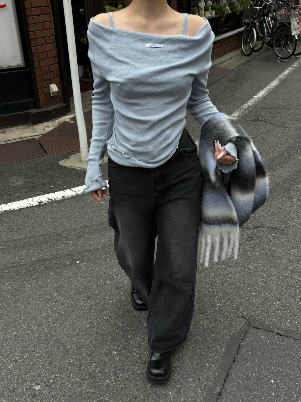 「春めき満開コーデ、肩出し、デニム、デニムっていいよね」｜「Judinのボリュームグラデーションマフラー【JD】（マフラー、ブルー系）」を使った、深結(みゆ)さん（骨格ストレート・レディース・159cm）の春コーディネートの2枚目の写真