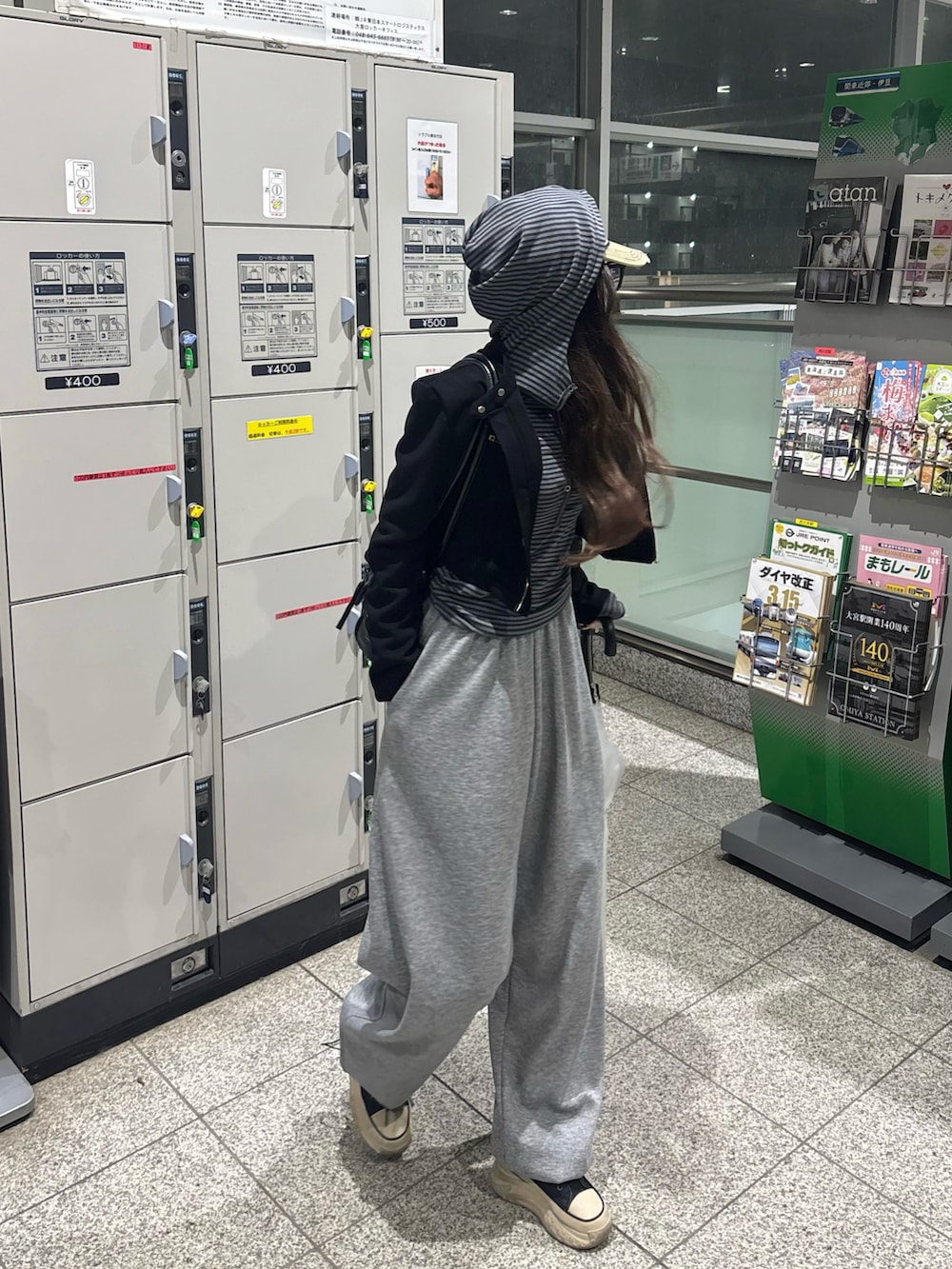 「スウェットパンツ、シンプルスタイル、楽チンコーデ、ゆるコーデ」｜「DIESELのメンズ キャップ Dロゴ デニム素材（キャップ、ブルー系）」を使った、深結(みゆ)さん（骨格ストレート・レディース・159cm）の春コーディネートの2枚目の写真