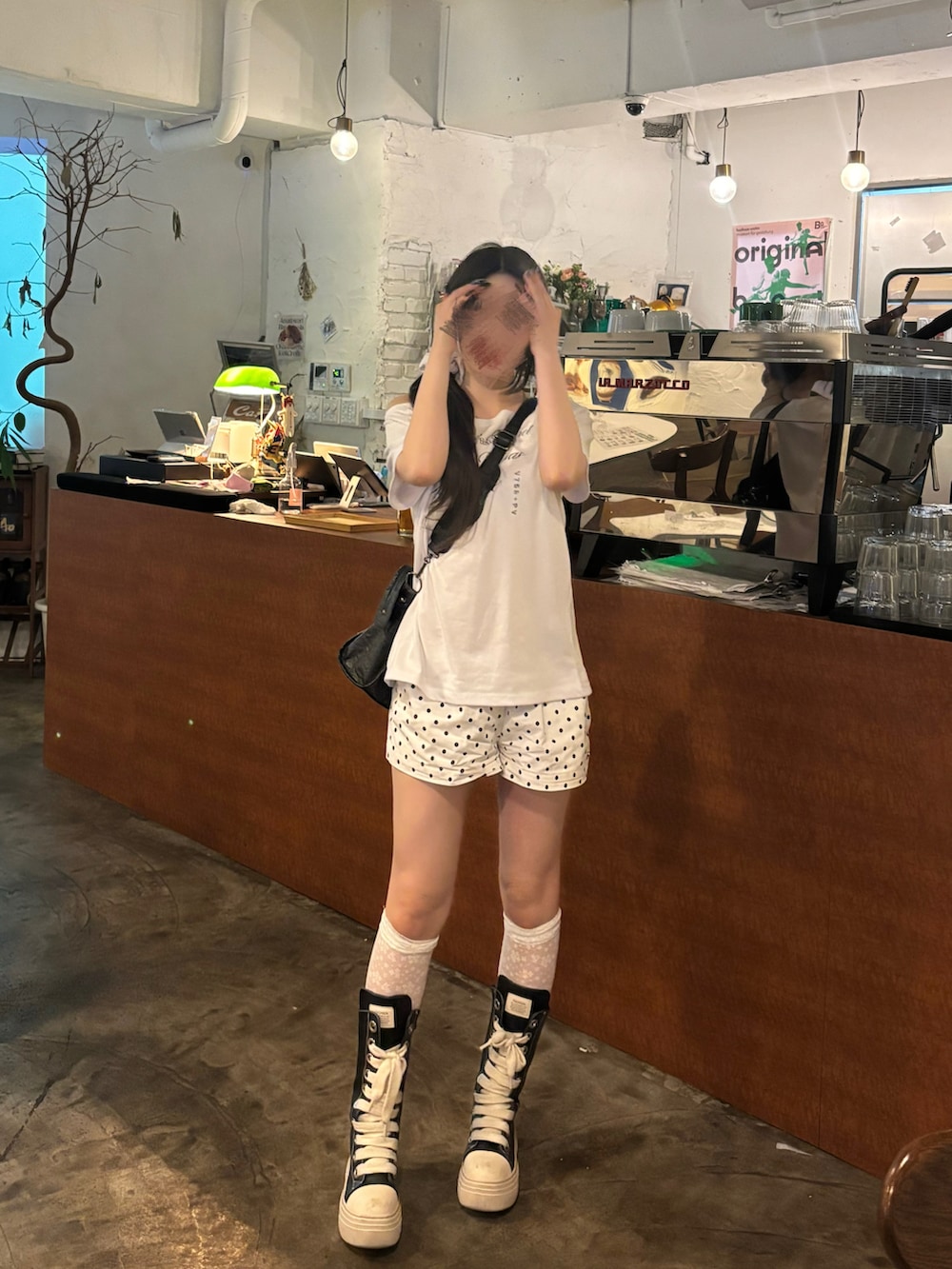 ホワイト系のその他パンツ、ホワイト系のTシャツ/カットソーを着用したレディースの夏コーディネートの2枚目の写真