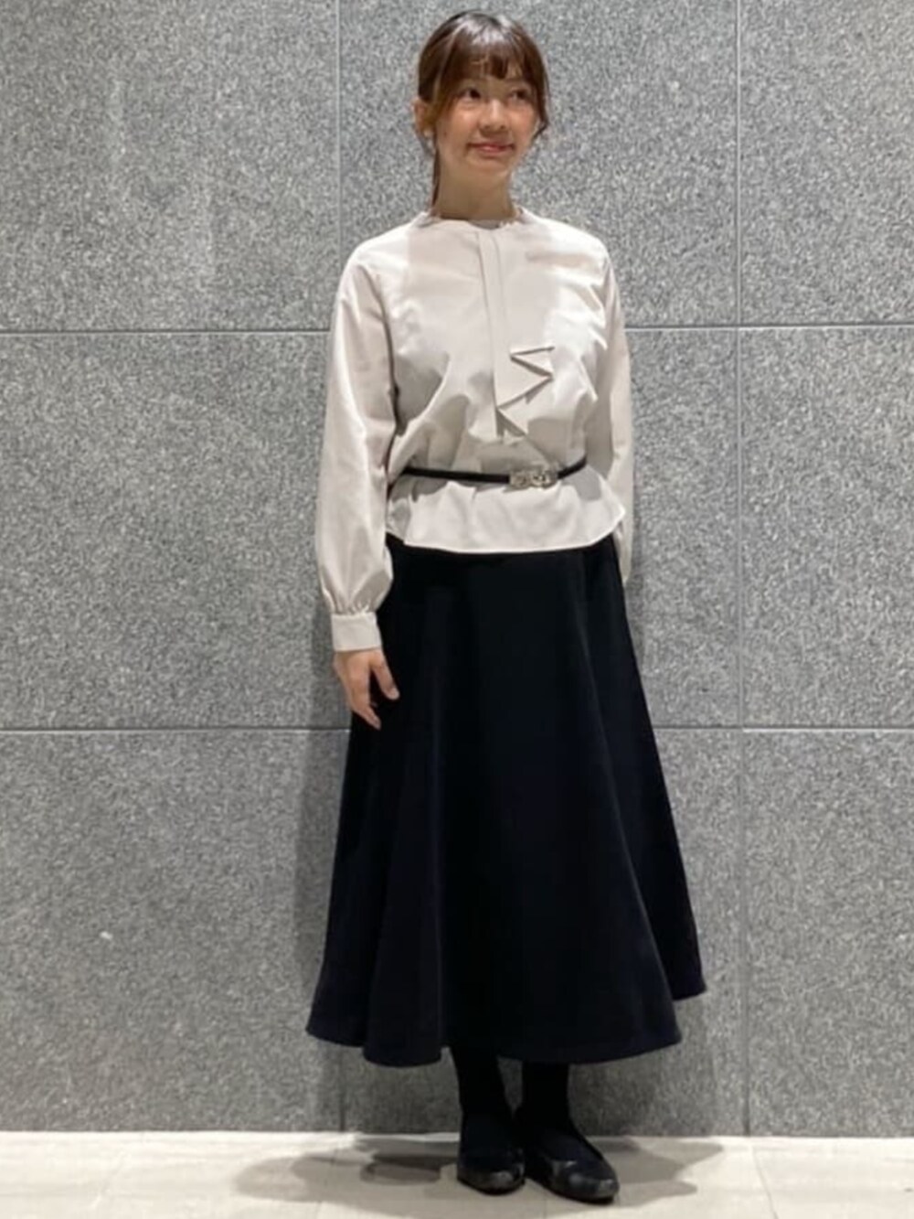 ブルー系のスカート、グレー系のシャツ/ブラウス、ブラック系のベルトを着用したレディースの冬コーディネートの6枚目の写真