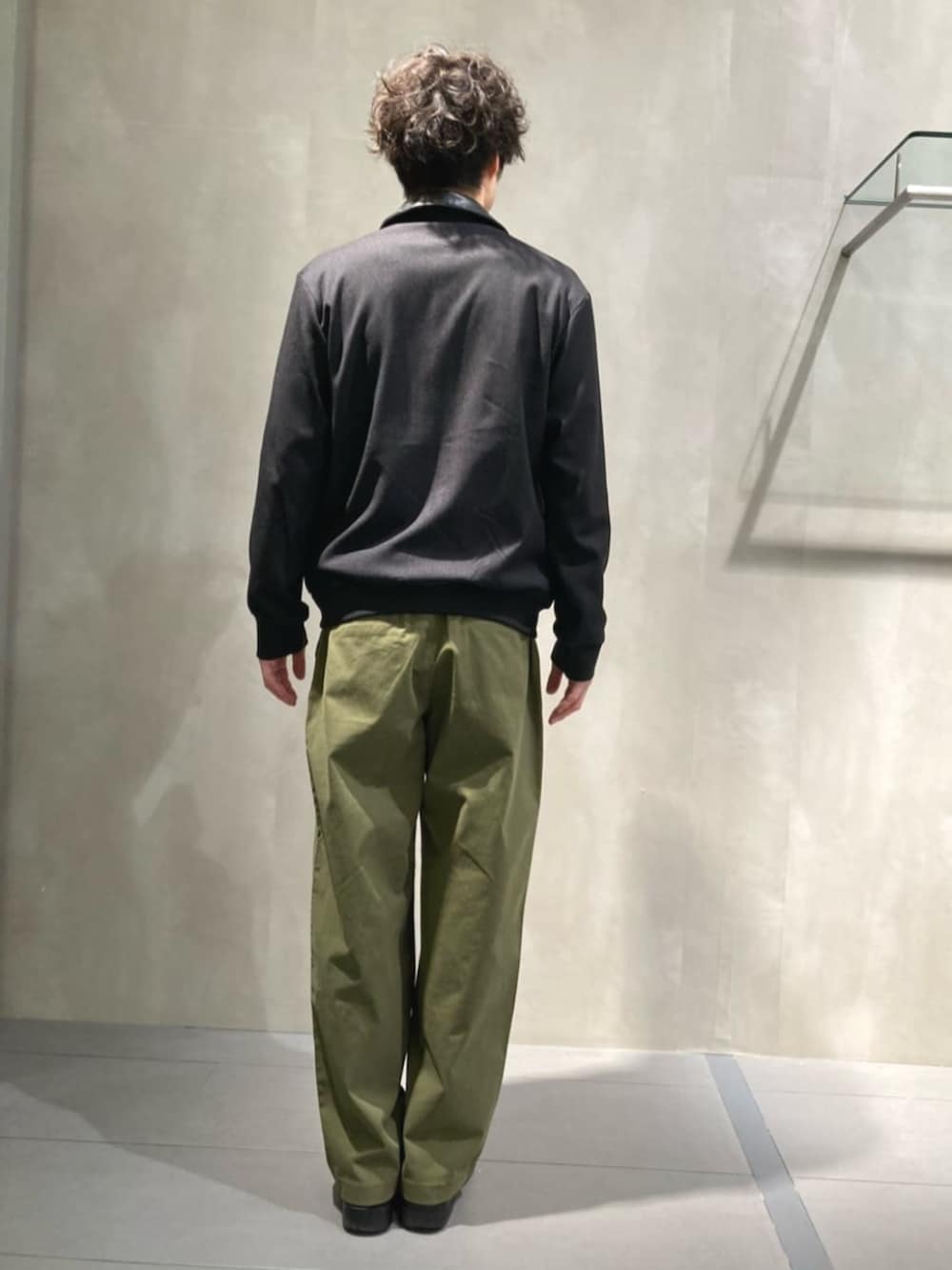 グリーン系のその他パンツ、ブラック系のブルゾン、グレー系のTシャツ/カットソーを着用したメンズの春コーディネートの4枚目の写真