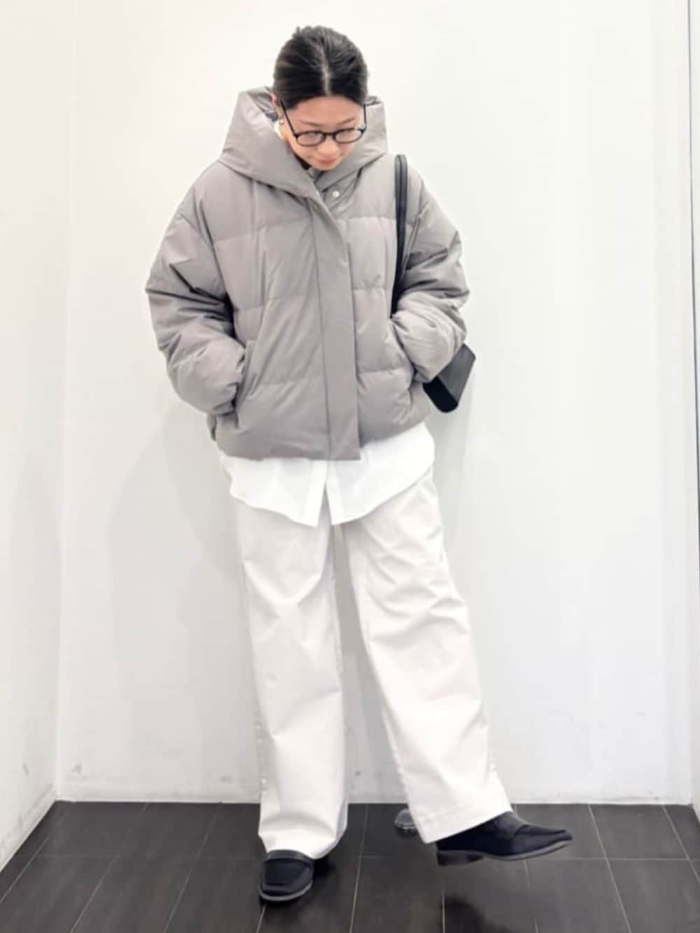 ホワイト系のシャツ/ブラウス、ベージュ系のベスト、ブラック系のその他シューズを着用したレディースの秋コーディネートの2枚目の写真