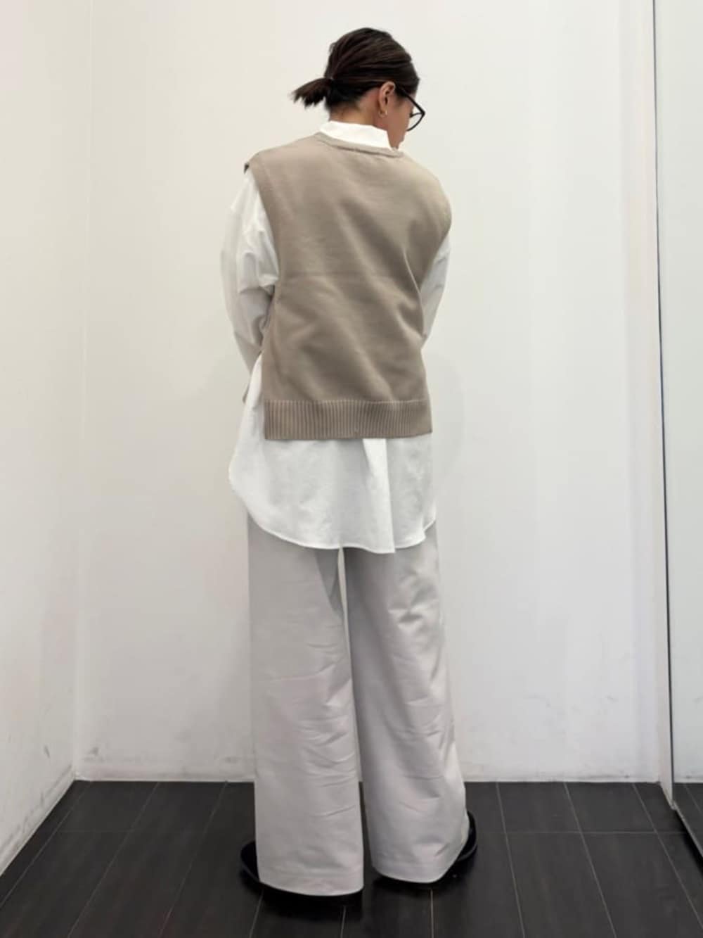 ホワイト系のシャツ/ブラウス、ベージュ系のベスト、ブラック系のその他シューズを着用したレディースの秋コーディネートの7枚目の写真