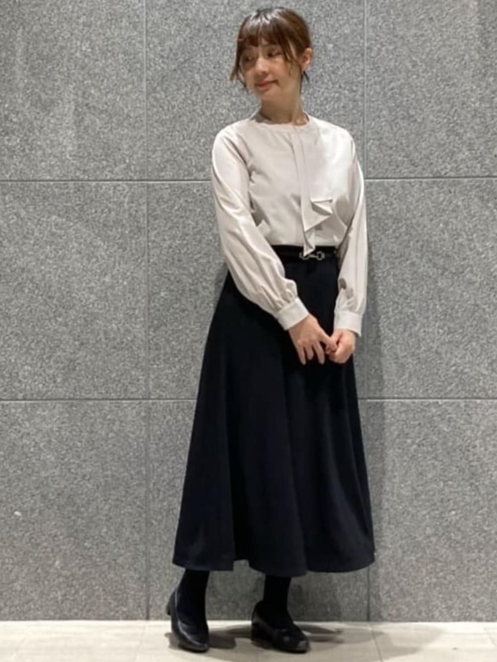 ブルー系のスカート、グレー系のシャツ/ブラウス、ブラック系のベルトを着用したレディースの冬コーディネートの2枚目の写真