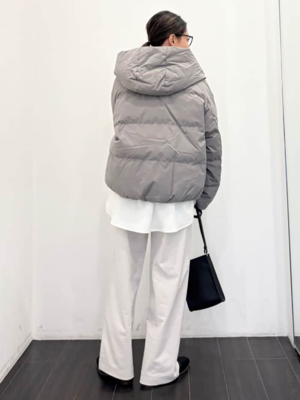 ホワイト系のシャツ/ブラウス、ベージュ系のベスト、ブラック系のその他シューズを着用したレディースの秋コーディネートの4枚目の写真