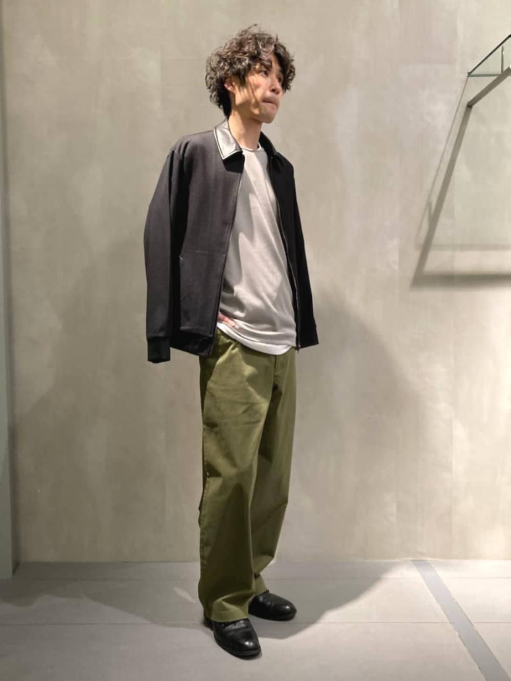 グリーン系のその他パンツ、ブラック系のブルゾン、グレー系のTシャツ/カットソーを着用したメンズの春コーディネートの2枚目の写真